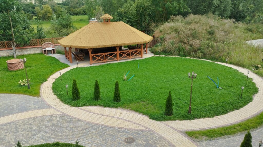 20260828 1404 dziedziniec