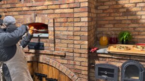 pieczenie pizzy w kuchni ogrodowej